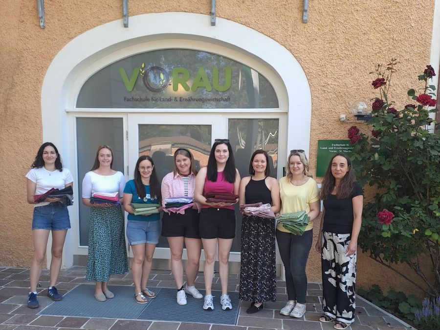 Gruppenfoto Dirndlnähkurs Gruppenfoto Dirndlnähkurs