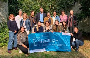 Gruppenfoto des Konsortiums. Ein Teil der Beteiligten halten ein Erasmus+ Banner in den Händen.