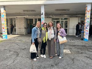 Fr. Dir Prutsch und unsere Lehrerin Fr. Pregartner stehen mit zwei Kolleginnen der Partnerschule vor dem Schulgebäude in Rom.