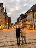 Unsere Schülerinnen stehen auf einem Platz in einer Altstadt, umgeben von historischen Gebäuden.