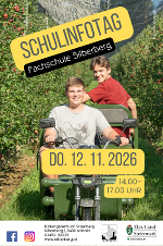 Einladung zum Schulinfotag, 2 Schüler in der Obstbau-Anlage von Silberberg