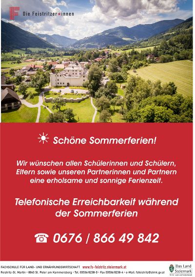 Fachschule inmitten einer Hügellandschaft, warme Farben, freundliche Atmosphäre, Sonnenschein.