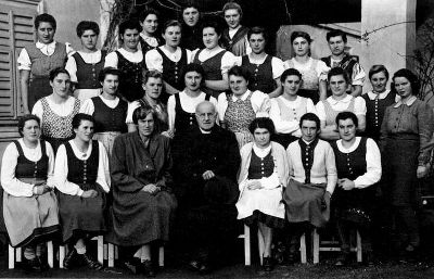 1. Jahrgang der Bauerntöchterschule Schloss Stein 1947