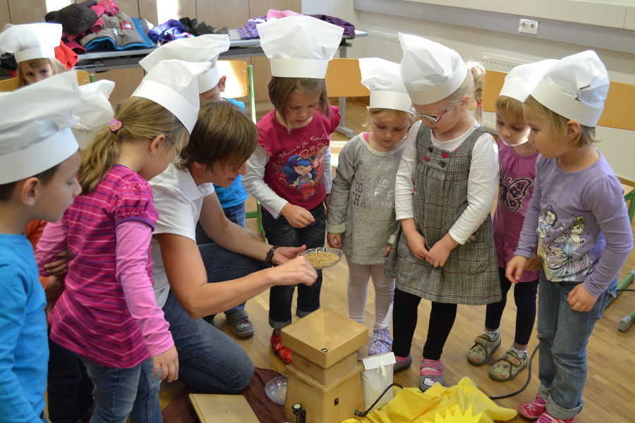 Kindergartenkinder beim Brot backen