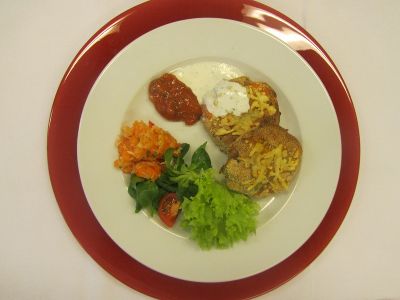 Dinkellaibchen mit Kräutersauce und Chinakohlsalat