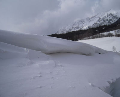 Riesige Schneewechten bilden einen wunderschönen Zaun um die Schule! © FS Gröbming Riesige Schneewechten bilden einen wunderschönen Zaun um die Schule! © FS Gröbming