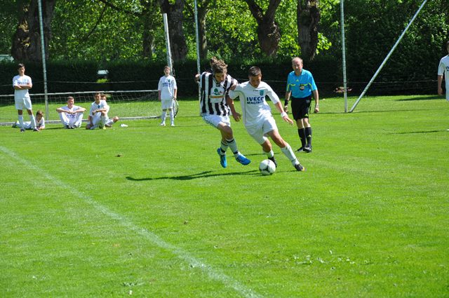 Genug Zeit für ein Fußballspiel mit Freunden Genug Zeit für ein Fußballspiel mit Freunden