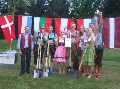 Claus Hackl (Betreuer Aut2), Alexander Arbesleitner (Aut1), Andreas Schauer (Aut1), Isabella Straubinger (Aut2), David Sieberer (Aut2), Maria Bendinger (Aut2), Anna Blühberger (Aut1), Jäger Helmut (Betreuer Aut1) © Gärtnerische Berufsschule Großwilfersdorf Claus Hackl (Betreuer Aut2), Alexander Arbesleitner (Aut1), Andreas Schauer (Aut1), Isabella Straubinger (Aut2), David Sieberer (Aut2), Maria Bendinger (Aut2), Anna Blühberger (Aut1), Jäger Helmut (Betreuer Aut1) © Gärtnerische Berufsschule Großwilfersdorf