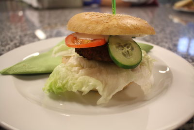 Stein-Burger mit Fleisch-Käferbohnenfüllung