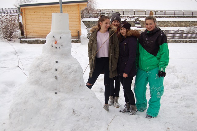 Die 1. Klasse beim Schneemann bauen