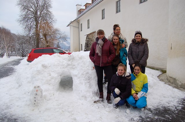 Die 1. Klasse beim Schneemann bauen