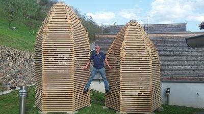 Herr Auer mit den zwei Holzstapeln © FS Silberberg Herr Auer mit den zwei Holzstapeln © FS Silberberg