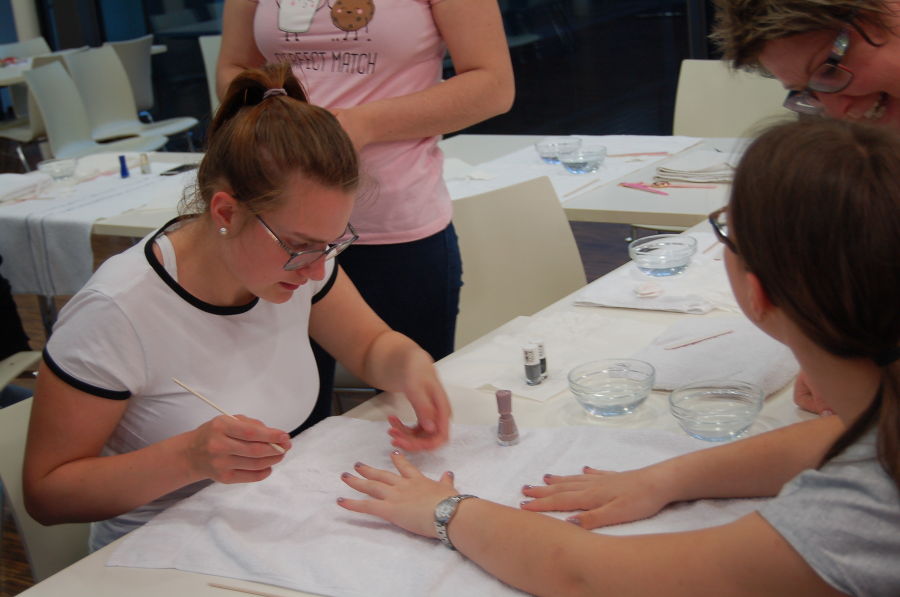 Nagelpflege und Maniküre mit Bernadette Maier, Internatsprogramm
