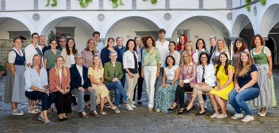 Gruppe von Pädagoginnen, Pädagogen und Mitarbeiterinnen Gruppe von Pädagoginnen, Pädagogen und Mitarbeiterinnen