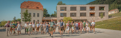 Eine Gruppe von Schülern verlässt das Schulgebäude