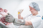 Schülerin die beim Fleisch zerlegen Spaß hat