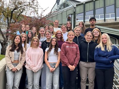 Schülerinnen und Schüler der 1. Klasse vor dem Schulgebäude