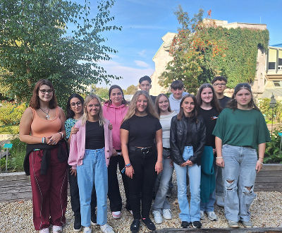 Schülerinnen und Schüler der 2. Klasse im Schulgarten