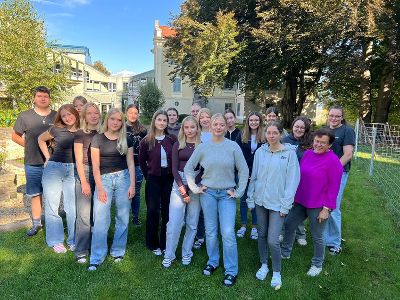 Schülerinnen und Schüler der 3. Klasse im Schulgarten mit Klassenvorstand Dipl.-Päd. Ing. Regina Krawanja