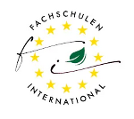 Logo mit Schriftzug Fachschulen International mit einem Kreis aus gelben Sternen und in der Mitte ein grünes Blatt.