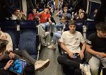 Schüler im Zug - Nachtfahrt nach Brüssel