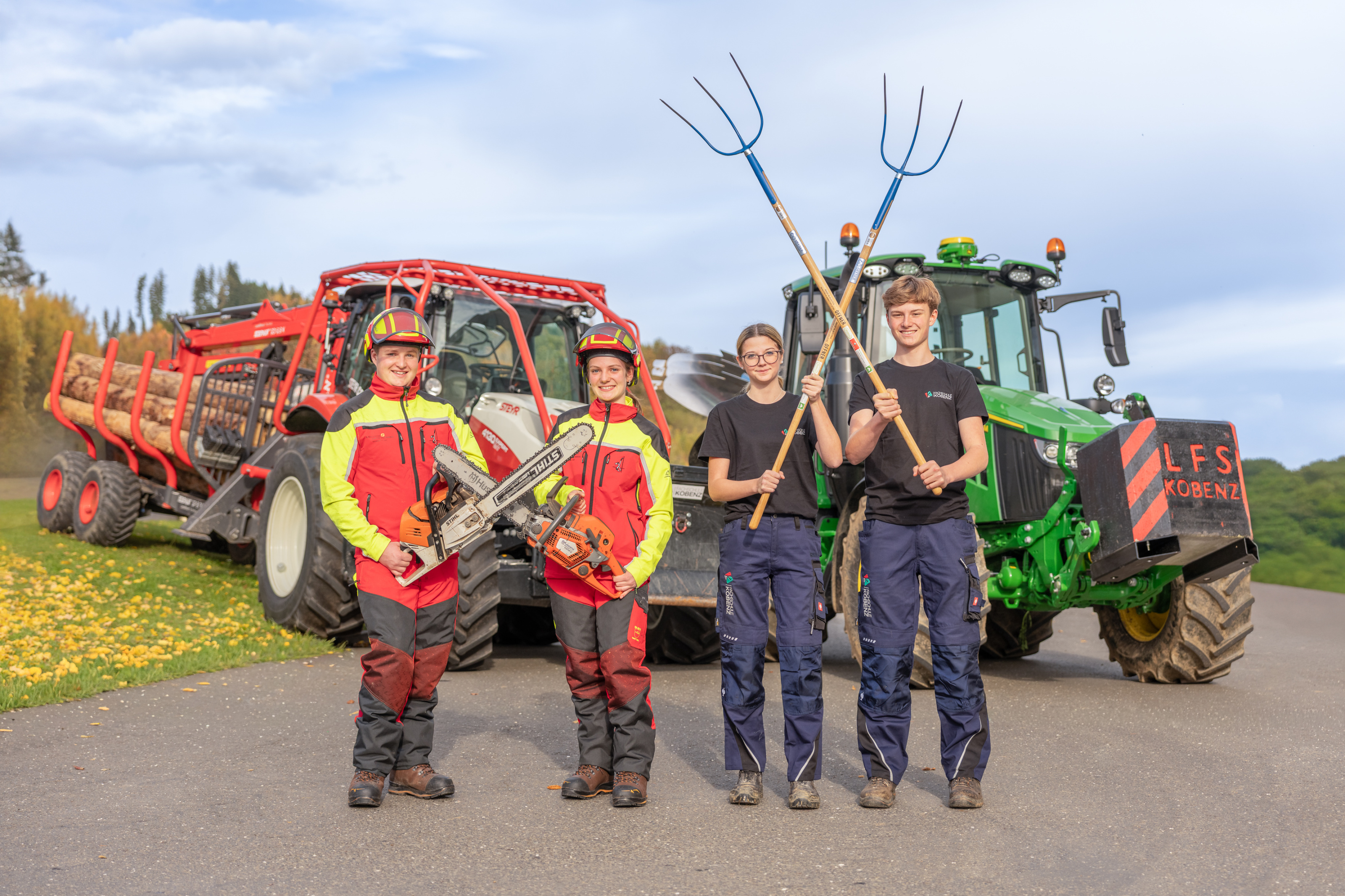 Schüler posieren mit Maschinen