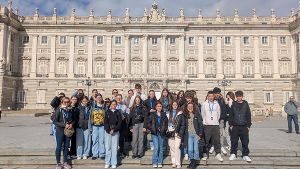 Schülerinnen und Schüler stehen vor einem Gebäude in Spanien für ein Gruppenfoto zusammen