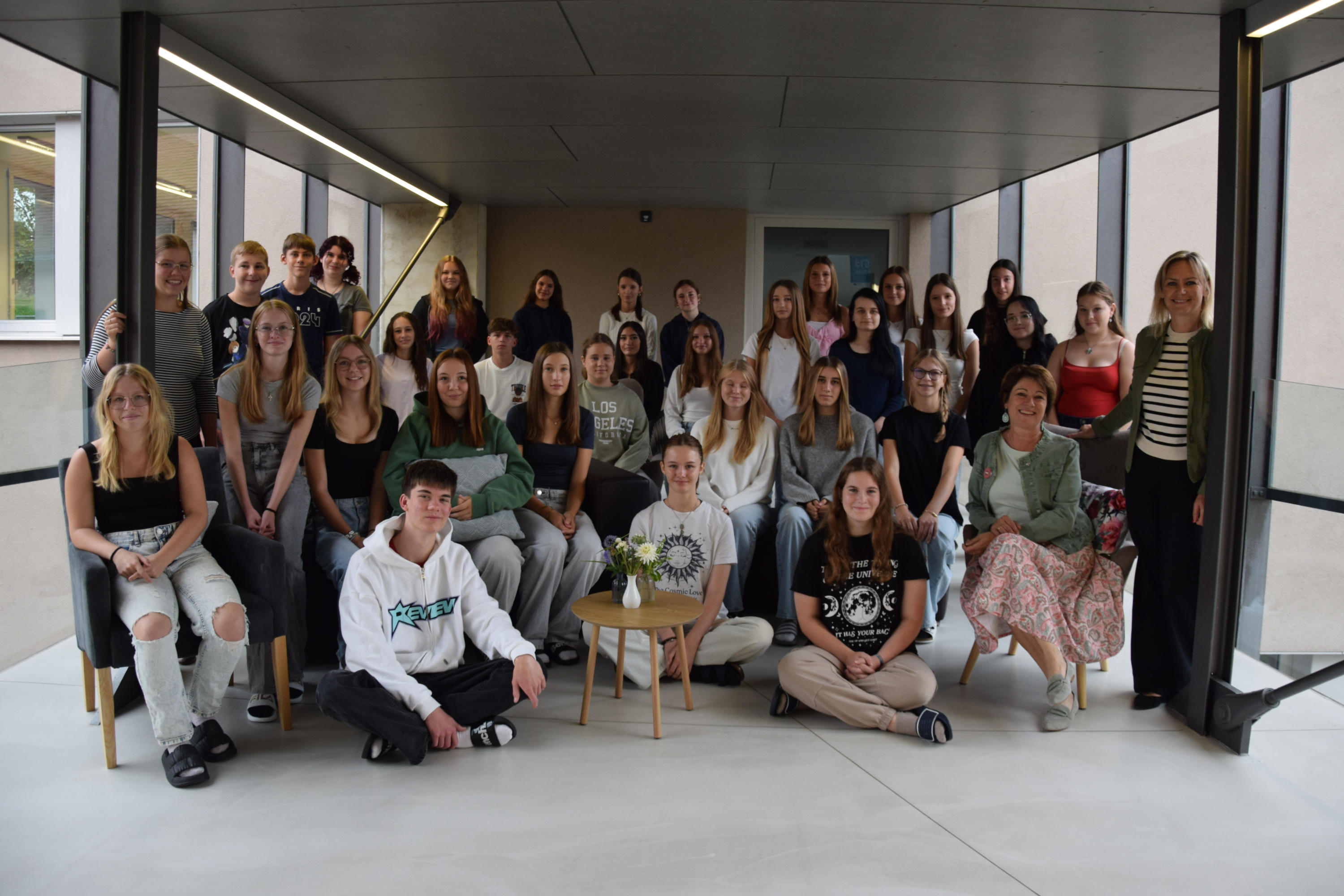 Gruppenfoto der 1 A Klasse mit ihrer Klassenlehrerin und unserer Direktorin 