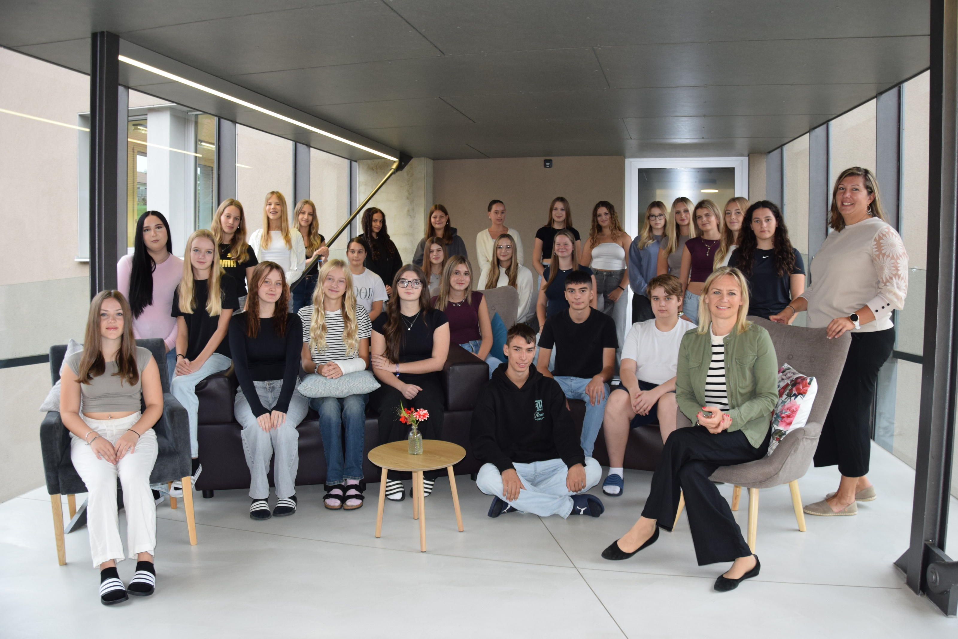 Gruppenfoto der 1 B Klasse mit ihrer Klassenlehrerin und unserer Direktorin 