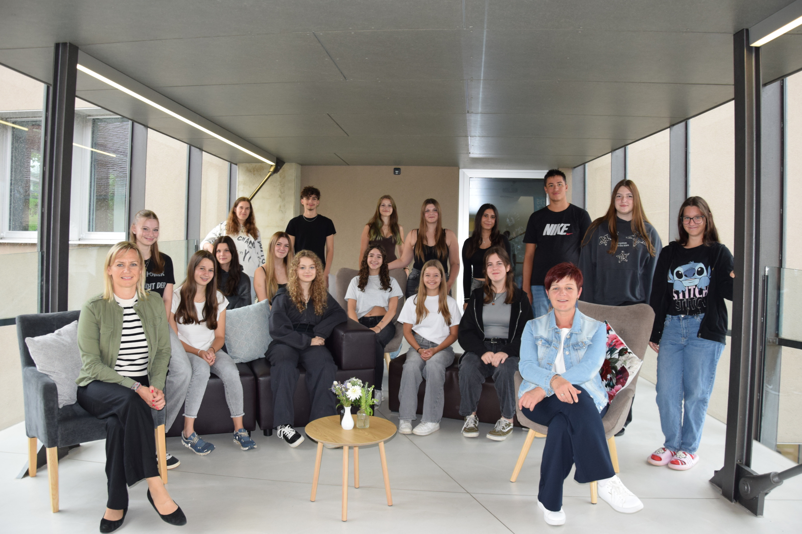 Gruppenfoto der 2 A Klasse mit ihrer Klassenlehrerin und unserer Direktorin 