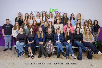 Schülergruppe in Reihen hintereinander gruppiert in bunter Kleidung