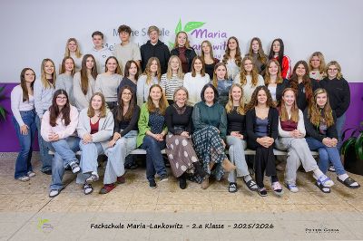 Schülergruppe in bunter Kleidung