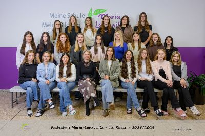 Schülergruppe in bunter Kleidung