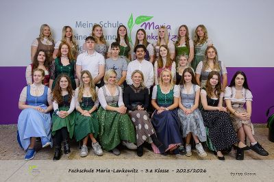 Schülergruppe in Trachtenkleidung