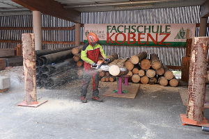 Schüler macht Übungschnitte