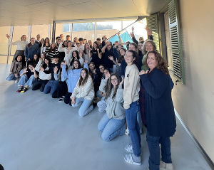 Ein Teil unserer Schüler:innen und Lehrerinnen stehen mit unserer Partnerschule aus Rom für ein Gruppenbild zusammen.