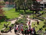 Führung im Kräutergarten, viele Personen sind um die Beete herum