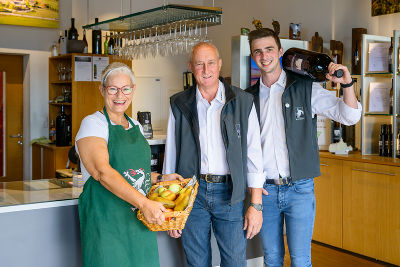 Im Weinshop-Silberberg mit Helene Schwarzl, Kellermeister Josef Auer und Kellermeister Andreas Lobe