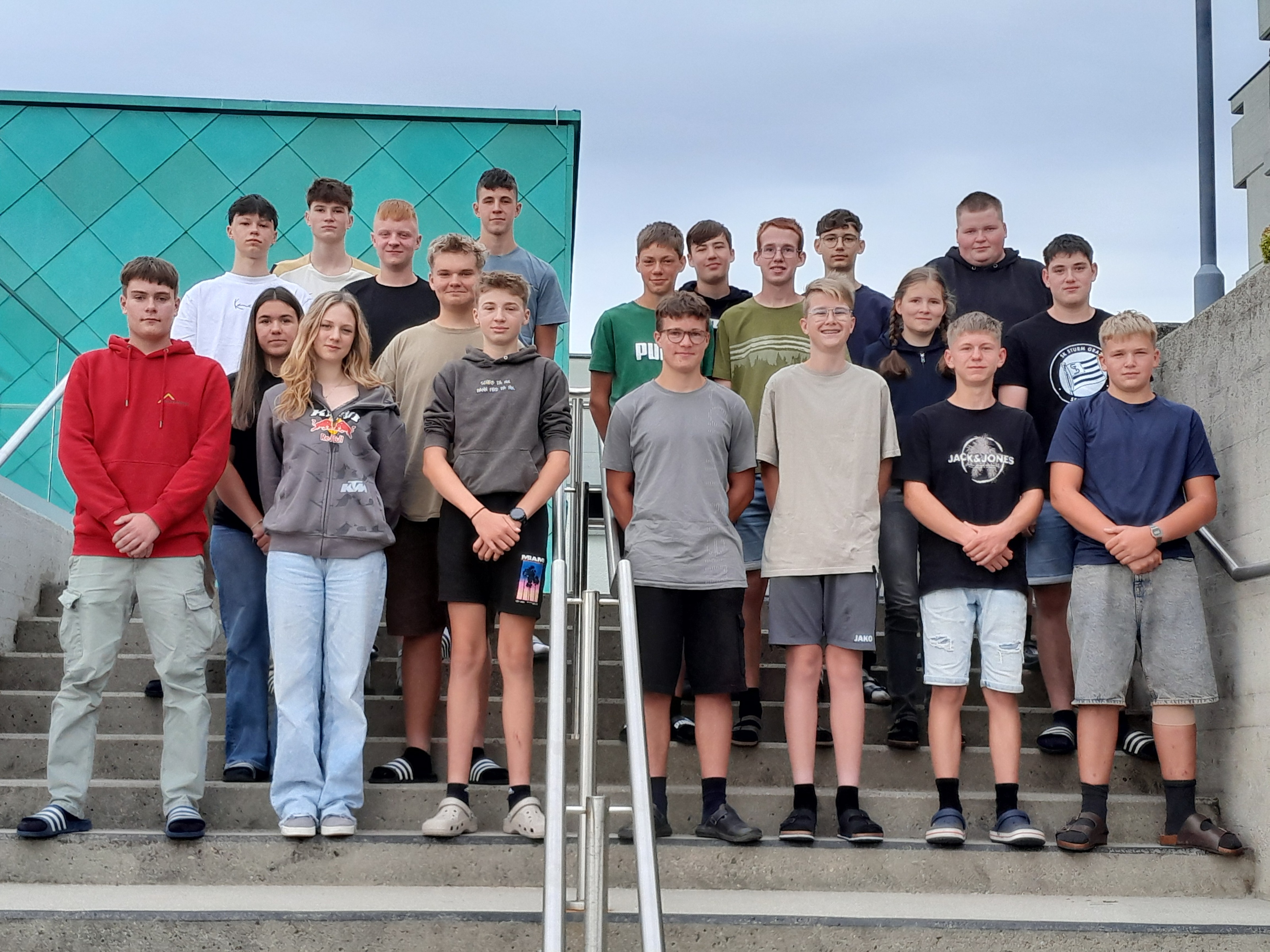 das Bild zeigt die Schülerinnen und Schüler des 2a Jahrganges