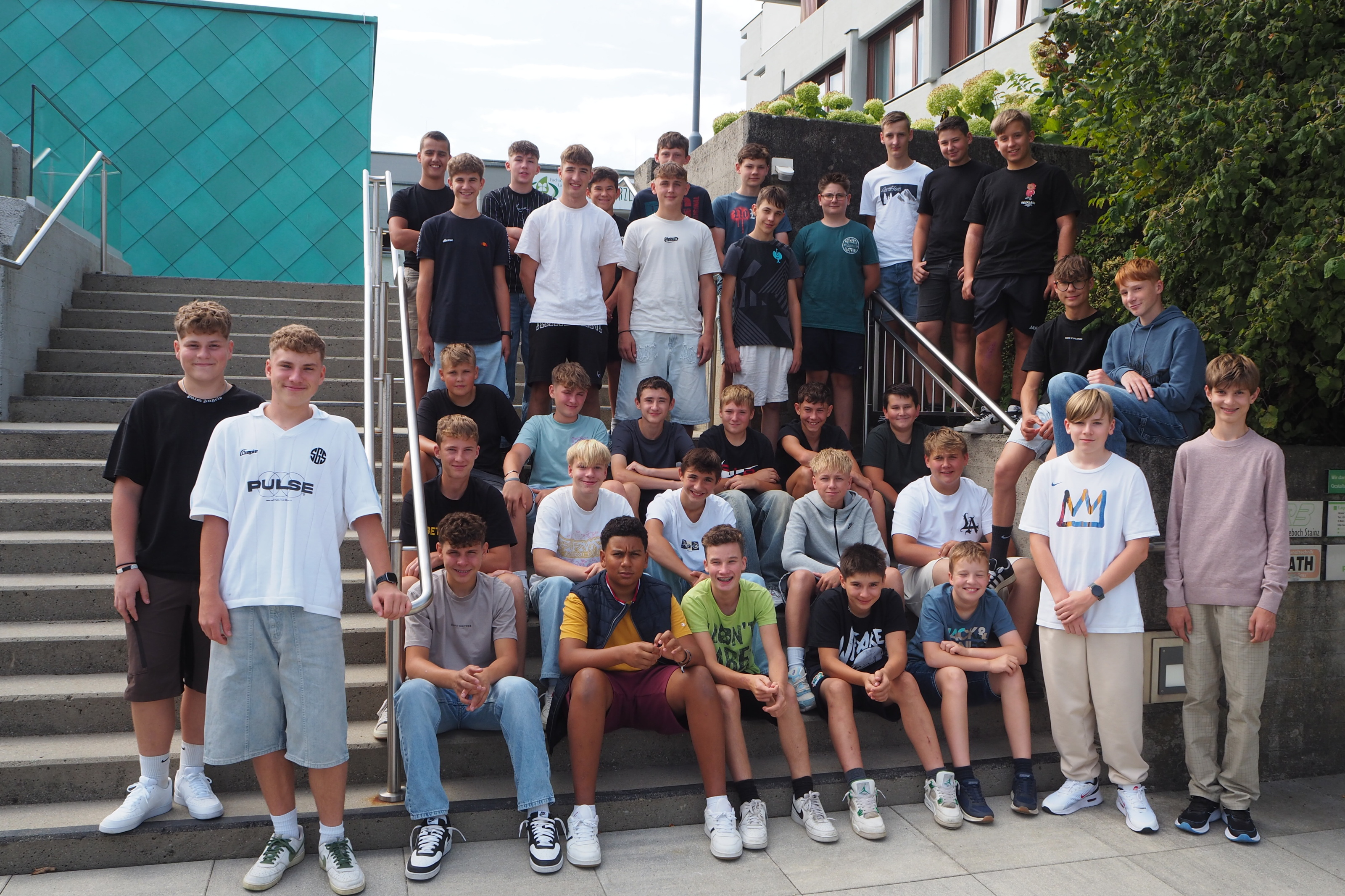 Hier ist das Klassenfoto der 1b abgebildet