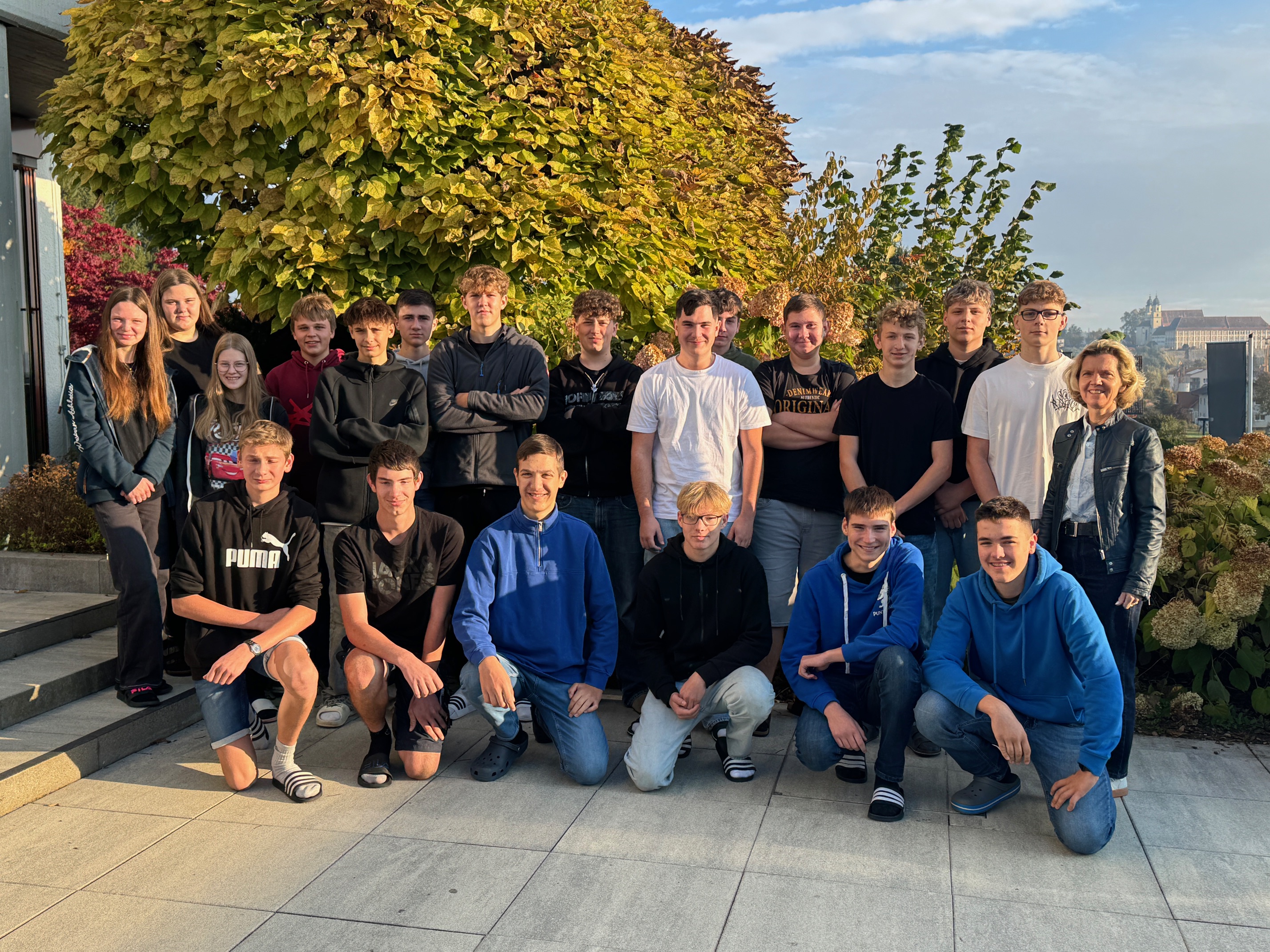 am Foto sind die Schülerinnen und Schüler vom 2b Jahrgang zu sehen