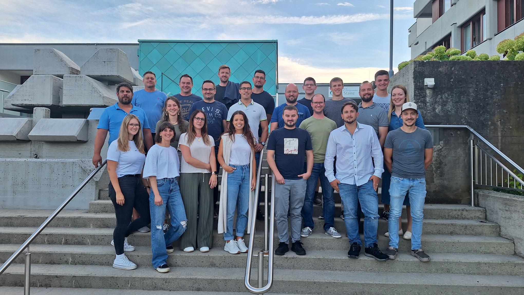 am Foto sind die Schülerinnen und Schüler vom Fachschullehrgang zu sehen