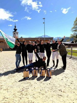 Das Team der Pferdewirtschaft mit den erreichten Trophäen im Vordergrund - Gruppenbild