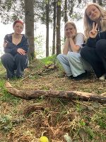 Eine Gruppe von jungen Menschen erkundet gemeinsam die Natur und genießt den Tag im Wald.