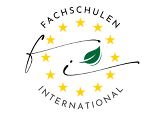Kreislogo mit der Aufschrift 'Fachschulen International' und einem grünen Blatt.