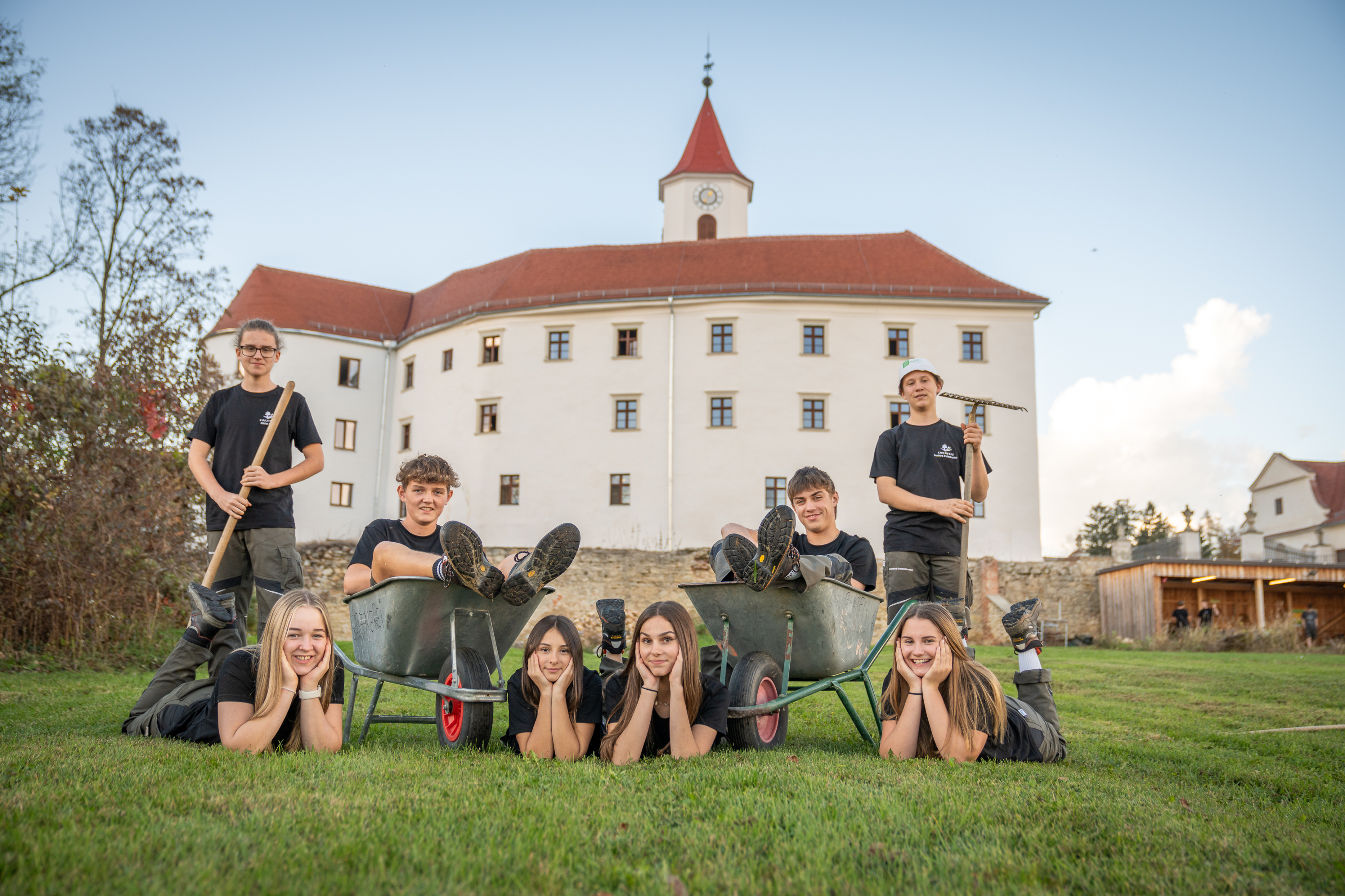 Schüler:innen posieren auf der Wiese vor dem Schloss
