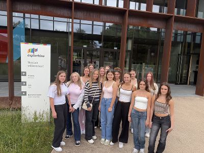 Schülerinnengruppe in lockerer Kleidung vor dem Unigebäude in Aalen