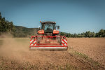 Traktor von hinten, der über das Feld fährt