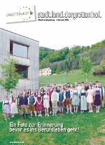 Foto mit Schülern und Lehrern der beiden Abschlussklassen 2026 vor dem Schulgebäude