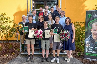 Sieger*innen: Renate Kogler (1.), Leander Lutzmann (2.) und daFranco Mateus (3.) mit Dir. Martina Teller-Pichler und Ehrengästen aus Politik und Standesvertretung.